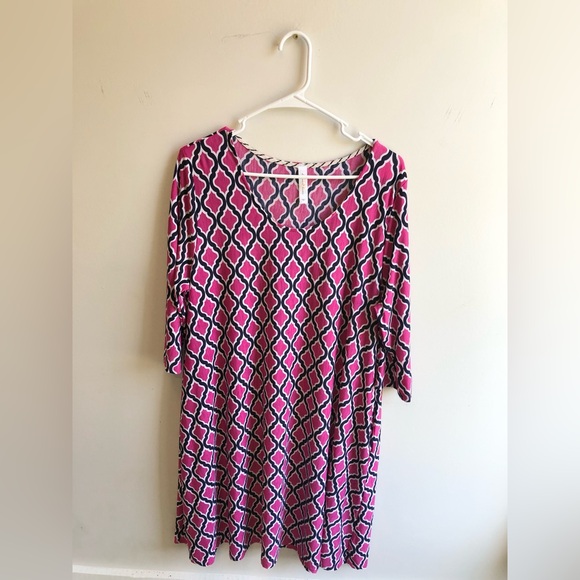 Discount Divas Dresses & Skirts - Pink Geometric Shift Dress Long Sleeve Lightweight